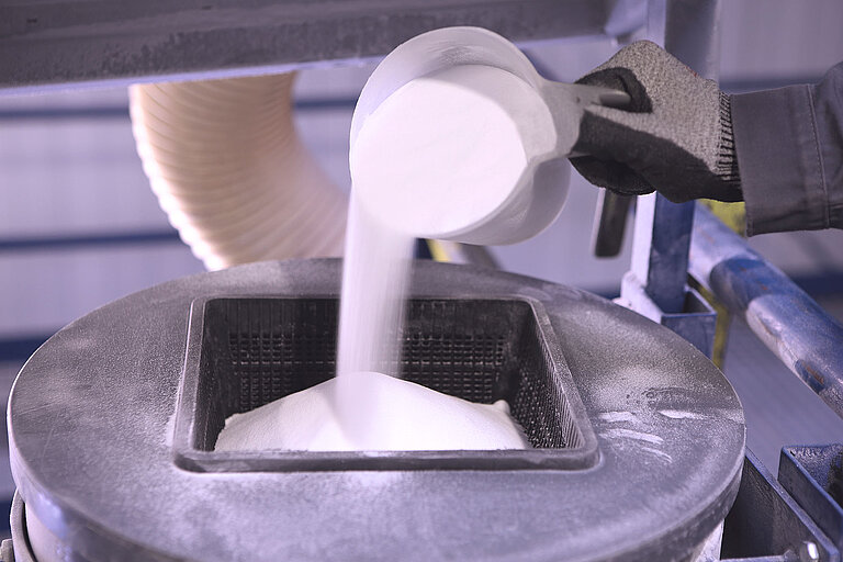 Materialspezifikationen Quarzsand wird in eine Maschine gefüllt